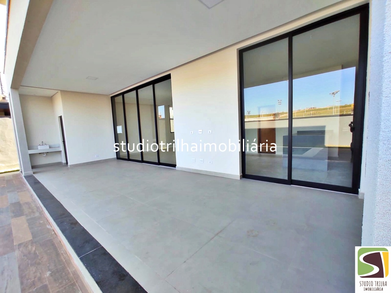 Sobrado novo no cond. Mônaco, 350m² com 4 dormitórios, varan