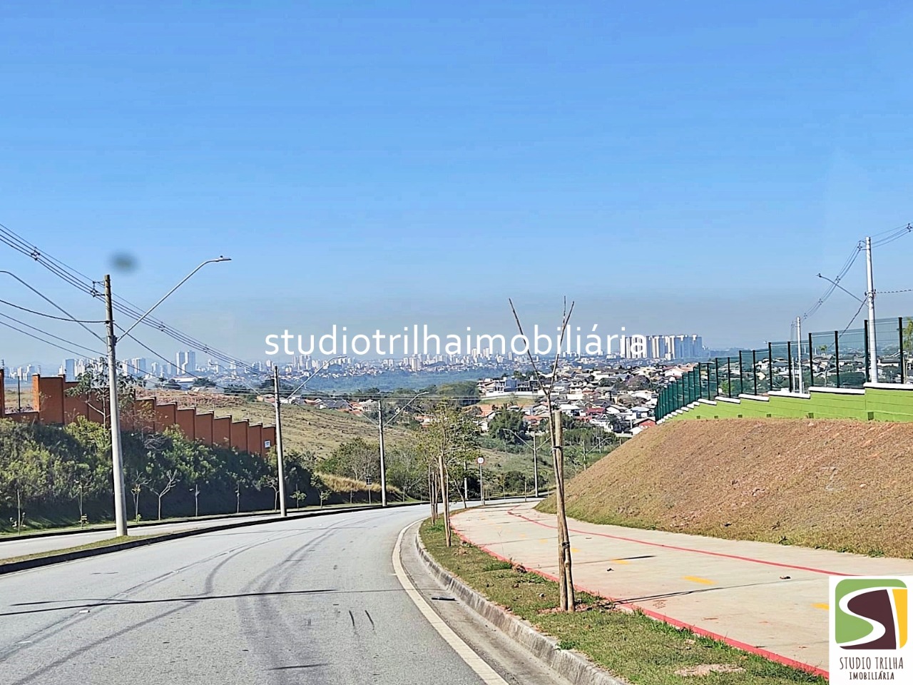 Sobrado Novo no Cond. Mônaco, 350m² com 4 Dormitórios, Varanda Gourmet e Piscina