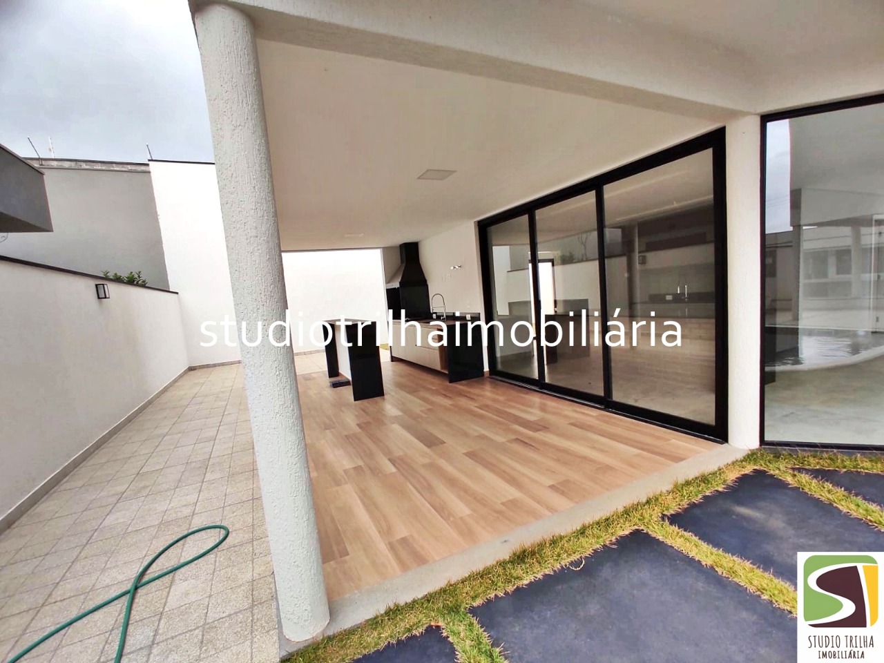 Lindo Sobrado no Condominio residencial Jaguary, 435m² com 4 Suítes sendo 1 Master e Varanda Gourmet