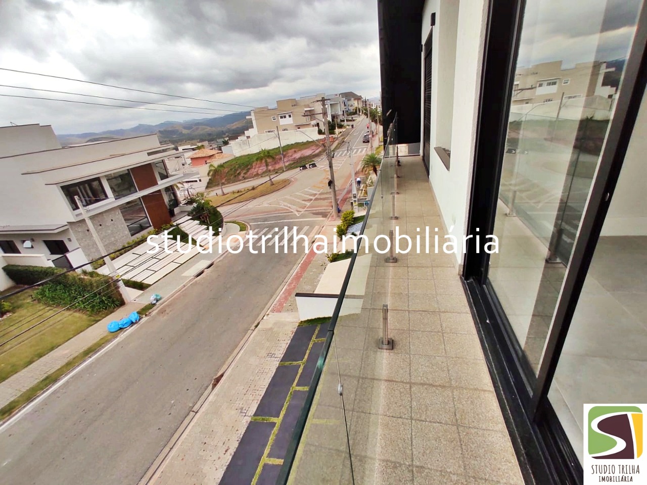 Lindo Sobrado no Condominio residencial Jaguary, 435m² com 4 Suítes sendo 1 Master e Varanda Gourmet