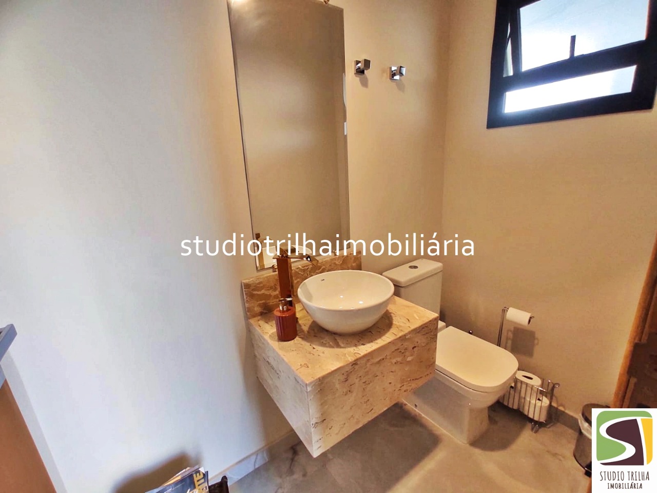 Linda casa térrea em condomínio com 340m², 4 suítes, piscina