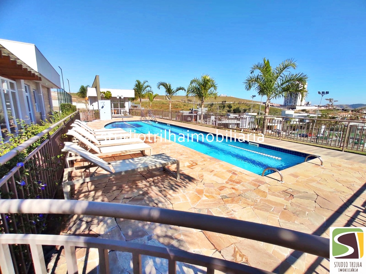 Linda Casa Térrea em Condomínio com 340m², 4 Suítes, Piscina e Varanda Gourmet