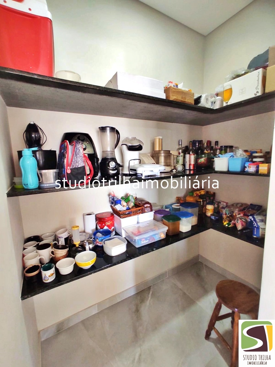 Linda casa térrea em condomínio com 340m², 4 suítes, piscina