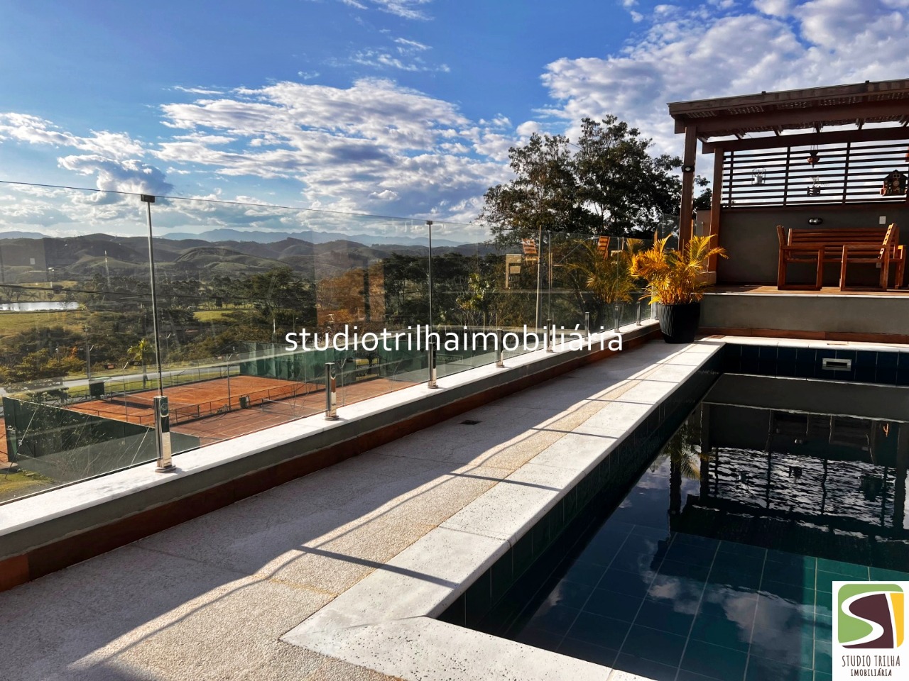 Excelente Sobrado, 400m², 4 Suítes com Cozinha Planejada e Piscina Privativa