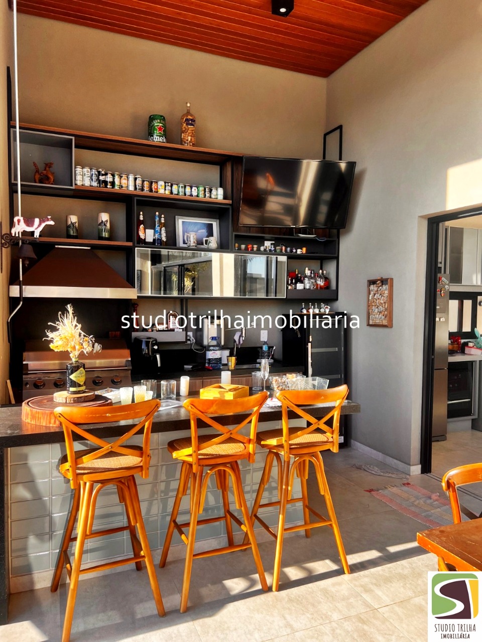 Excelente Sobrado, 400m², 4 Suítes com Cozinha Planejada e Piscina Privativa