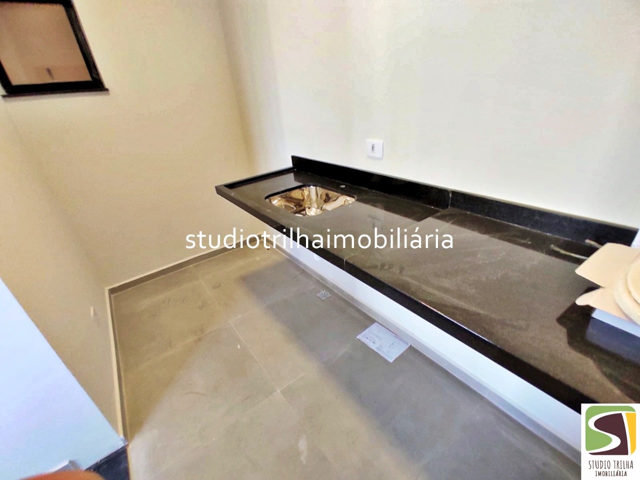 Sobrado novo no cond. Mônaco, 350m² com 4 dormitórios, varan