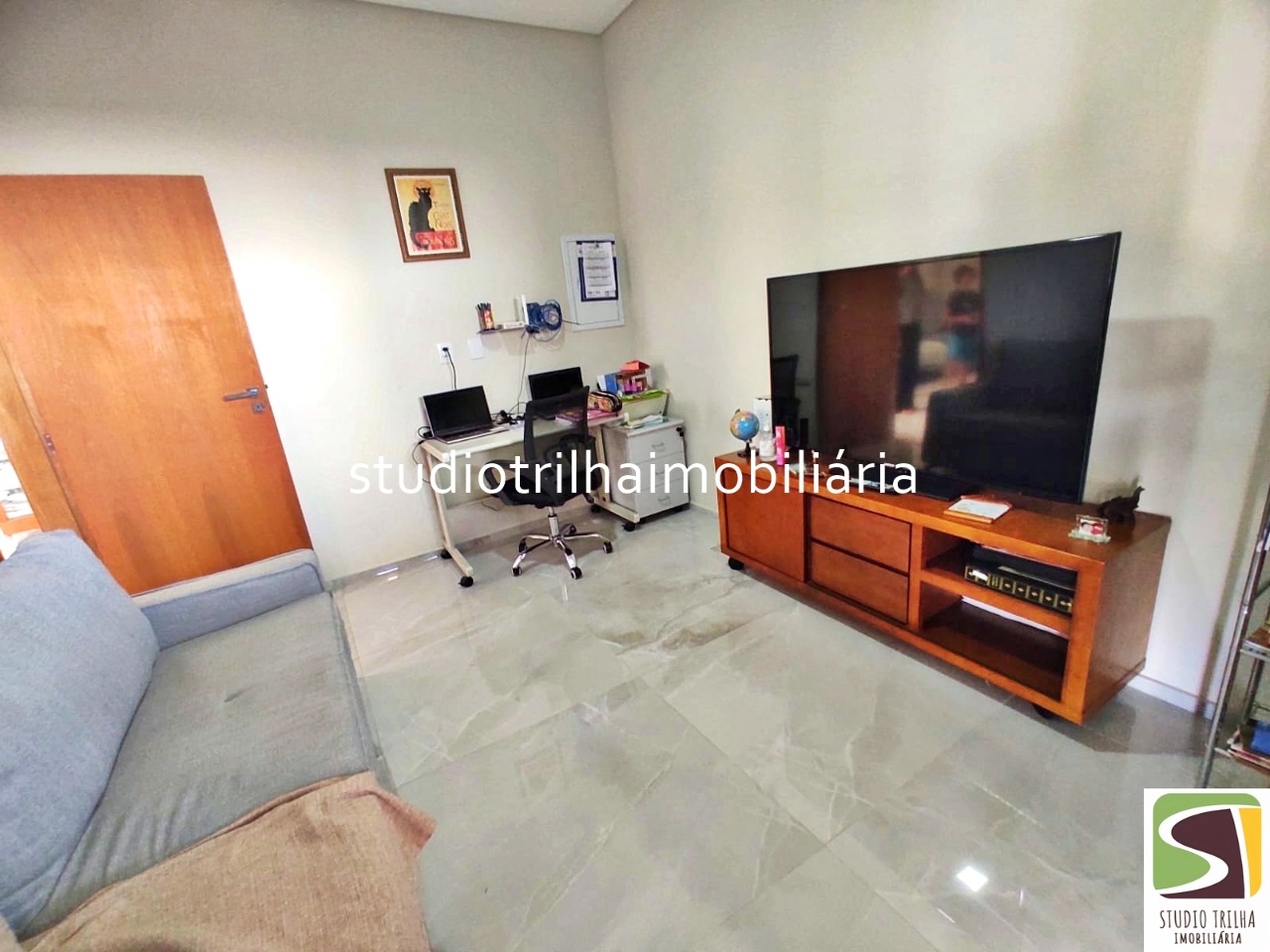 Linda Casa Térrea em Condomínio com 340m², 4 Suítes, Piscina e Varanda Gourmet