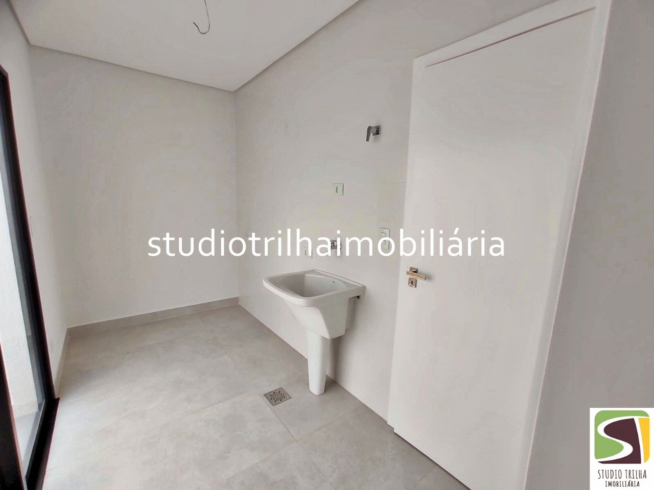 Lindo Sobrado no Condominio residencial Jaguary, 435m² com 4 Suítes sendo 1 Master e Varanda Gourmet