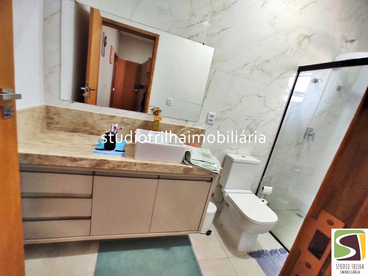 Linda Casa Térrea em Condomínio com 340m², 4 Suítes, Piscina e Varanda Gourmet