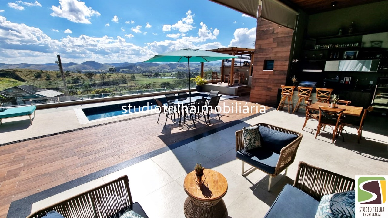 Excelente Sobrado, 400m², 4 Suítes com Cozinha Planejada e Piscina Privativa