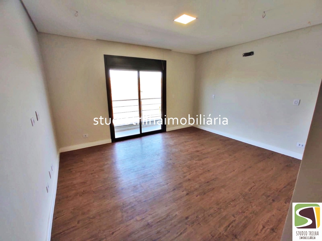 Sobrado Novo no Cond. Mônaco, 350m² com 4 Dormitórios, Varanda Gourmet e Piscina