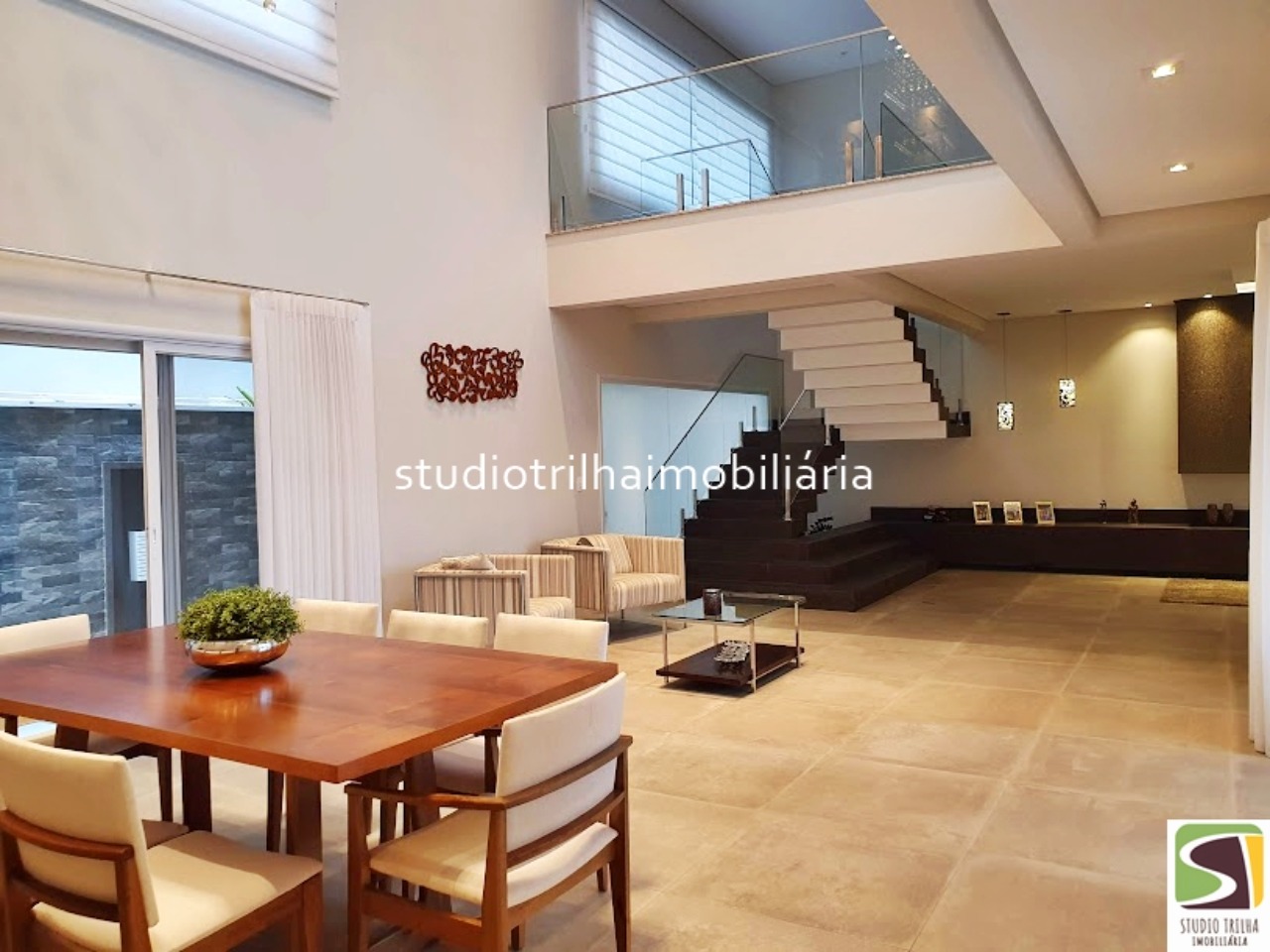 Excelente Mansão, 563m² com 4 Suítes amplas, Varanda Gourmet e Piscina em São José dos Campos - SP
