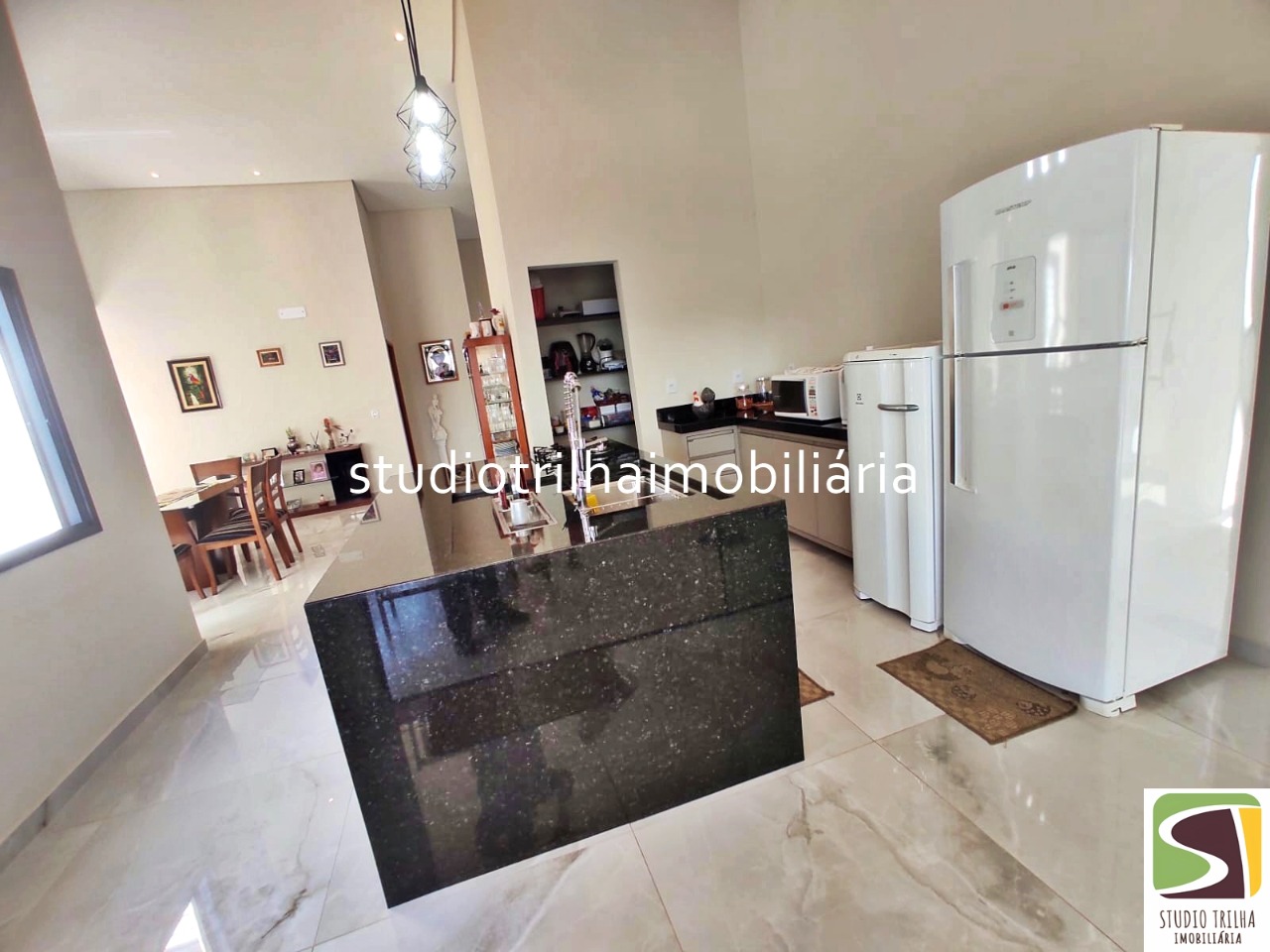 Linda casa térrea em condomínio com 340m², 4 suítes, piscina