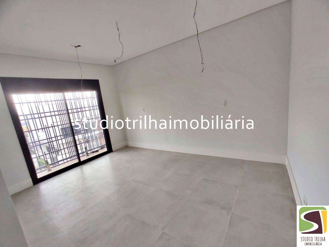 Lindo Sobrado no Condominio residencial Jaguary, 435m² com 4 Suítes sendo 1 Master e Varanda Gourmet