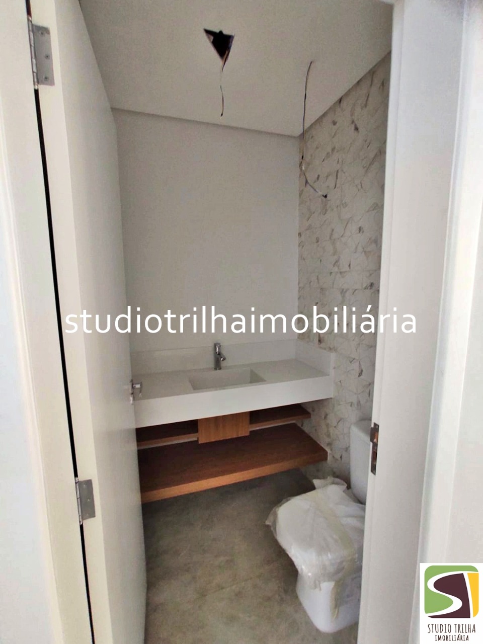 Lindo Sobrado no Condominio residencial Jaguary, 435m² com 4 Suítes sendo 1 Master e Varanda Gourmet