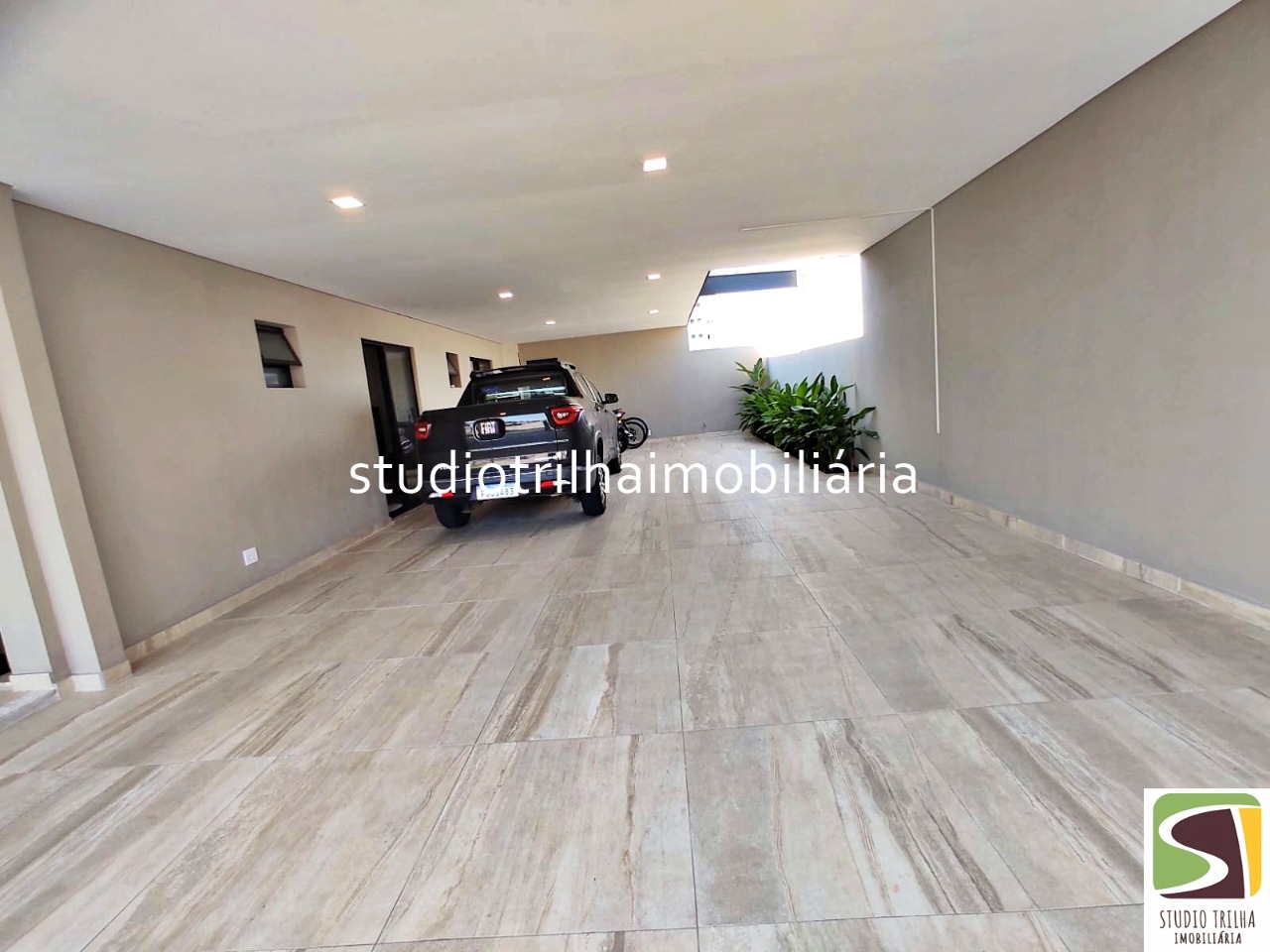 Linda Casa Térrea em Condomínio com 340m², 4 Suítes, Piscina e Varanda Gourmet