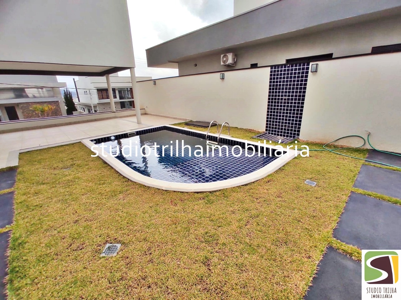 Lindo Sobrado no Condominio residencial Jaguary, 435m² com 4 Suítes sendo 1 Master e Varanda Gourmet