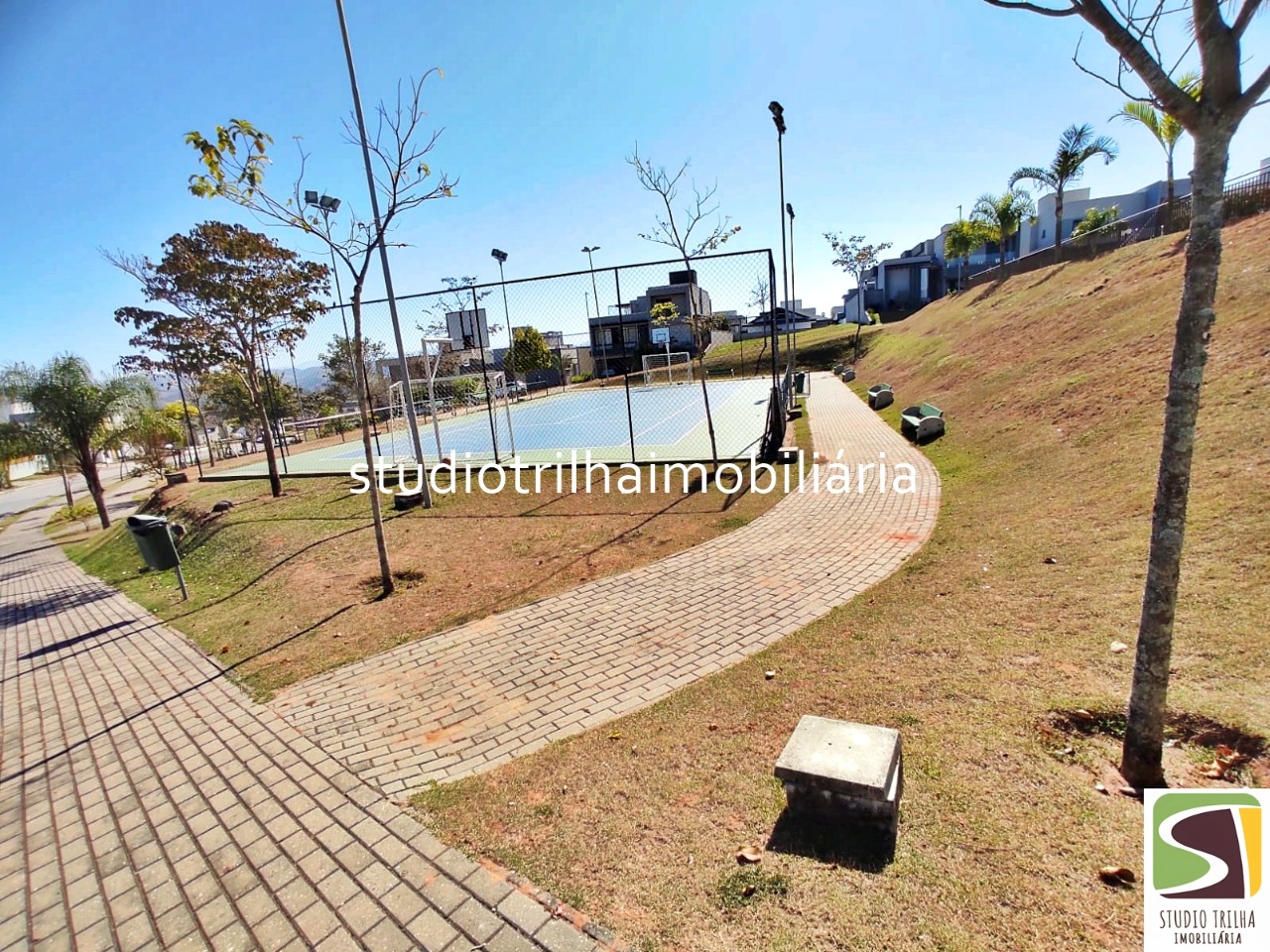 Linda Casa Térrea em Condomínio com 340m², 4 Suítes, Piscina e Varanda Gourmet