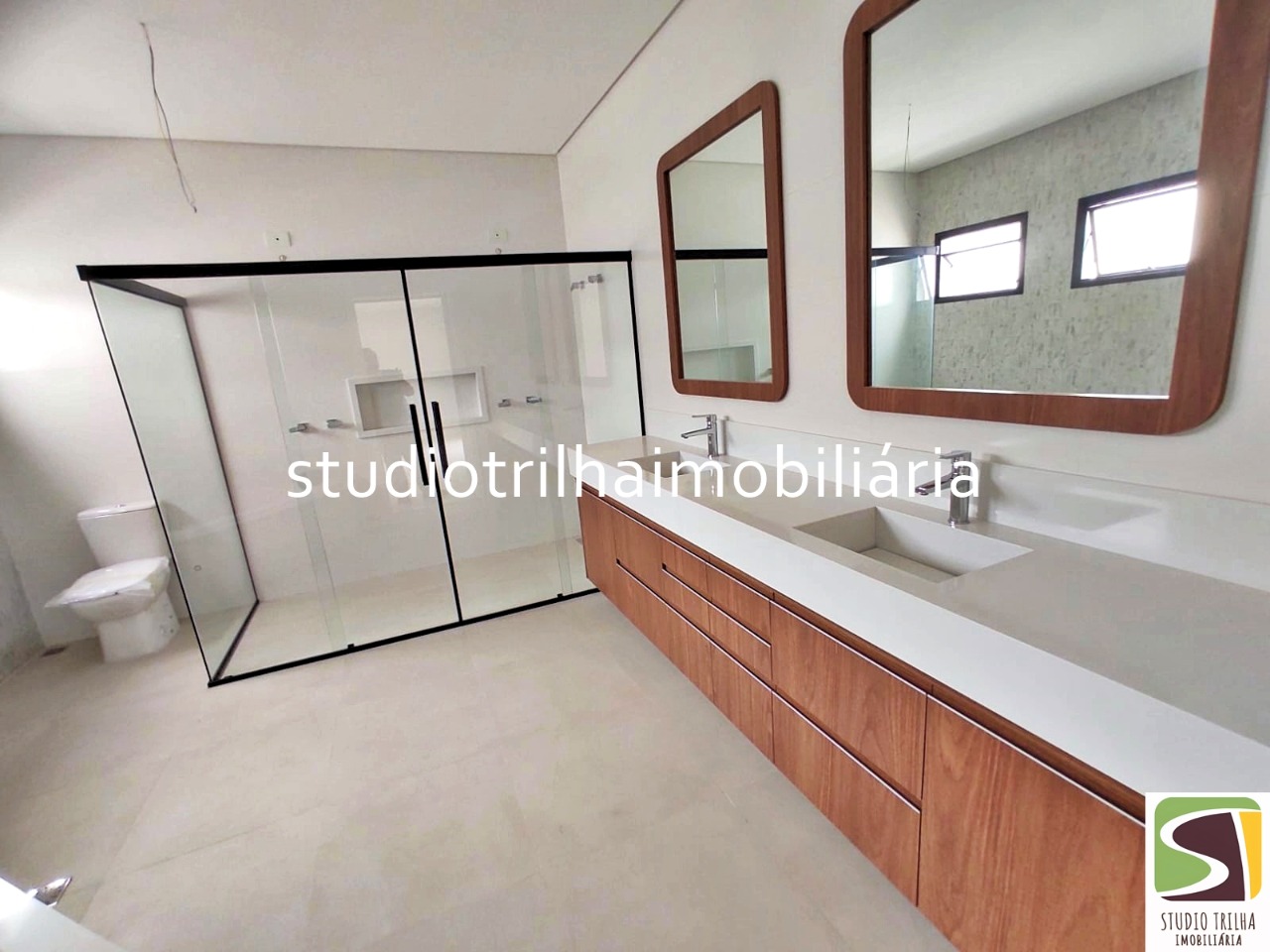 Lindo Sobrado no Condominio residencial Jaguary, 435m² com 4 Suítes sendo 1 Master e Varanda Gourmet