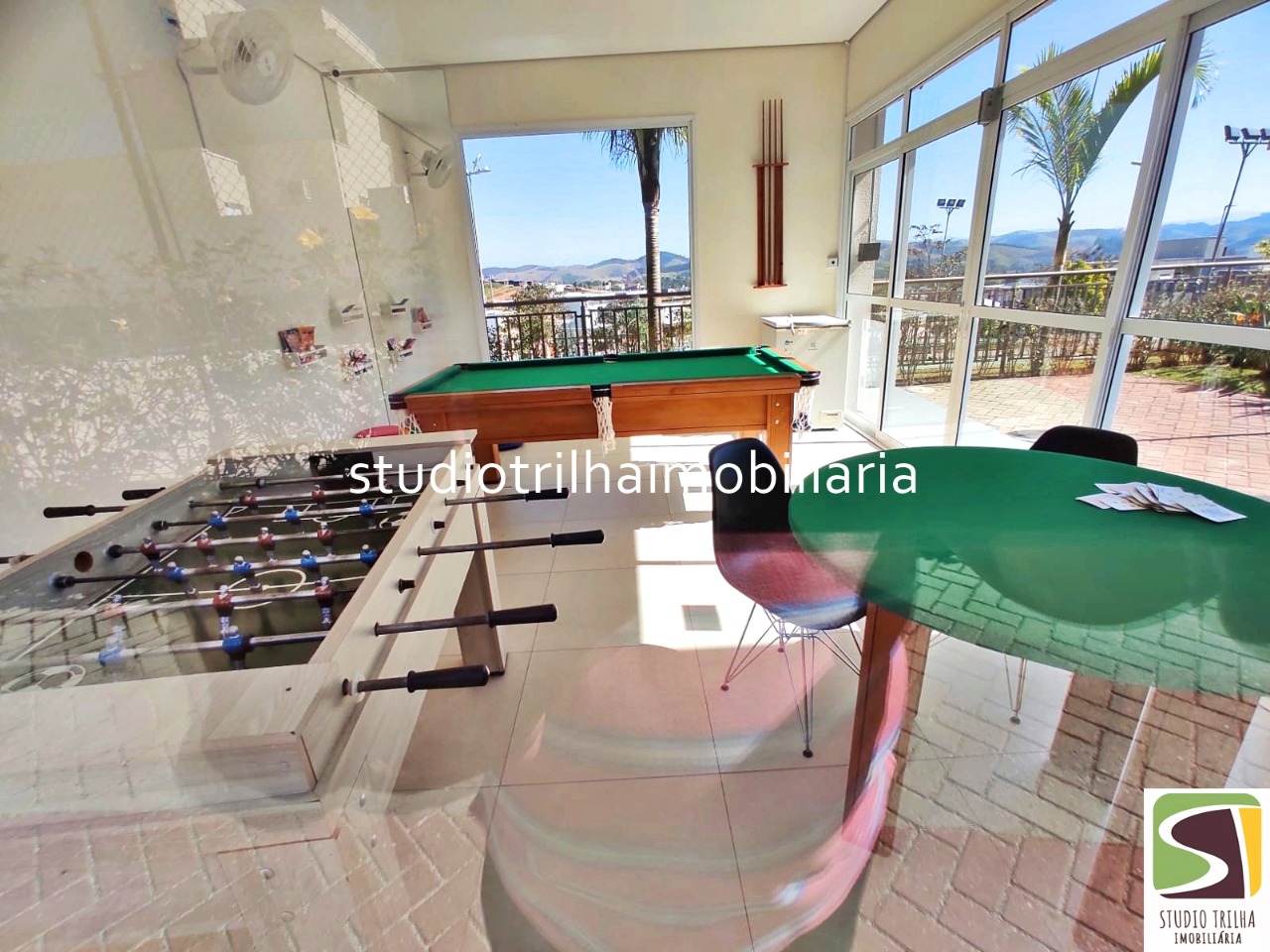 Linda Casa Térrea em Condomínio com 340m², 4 Suítes, Piscina e Varanda Gourmet