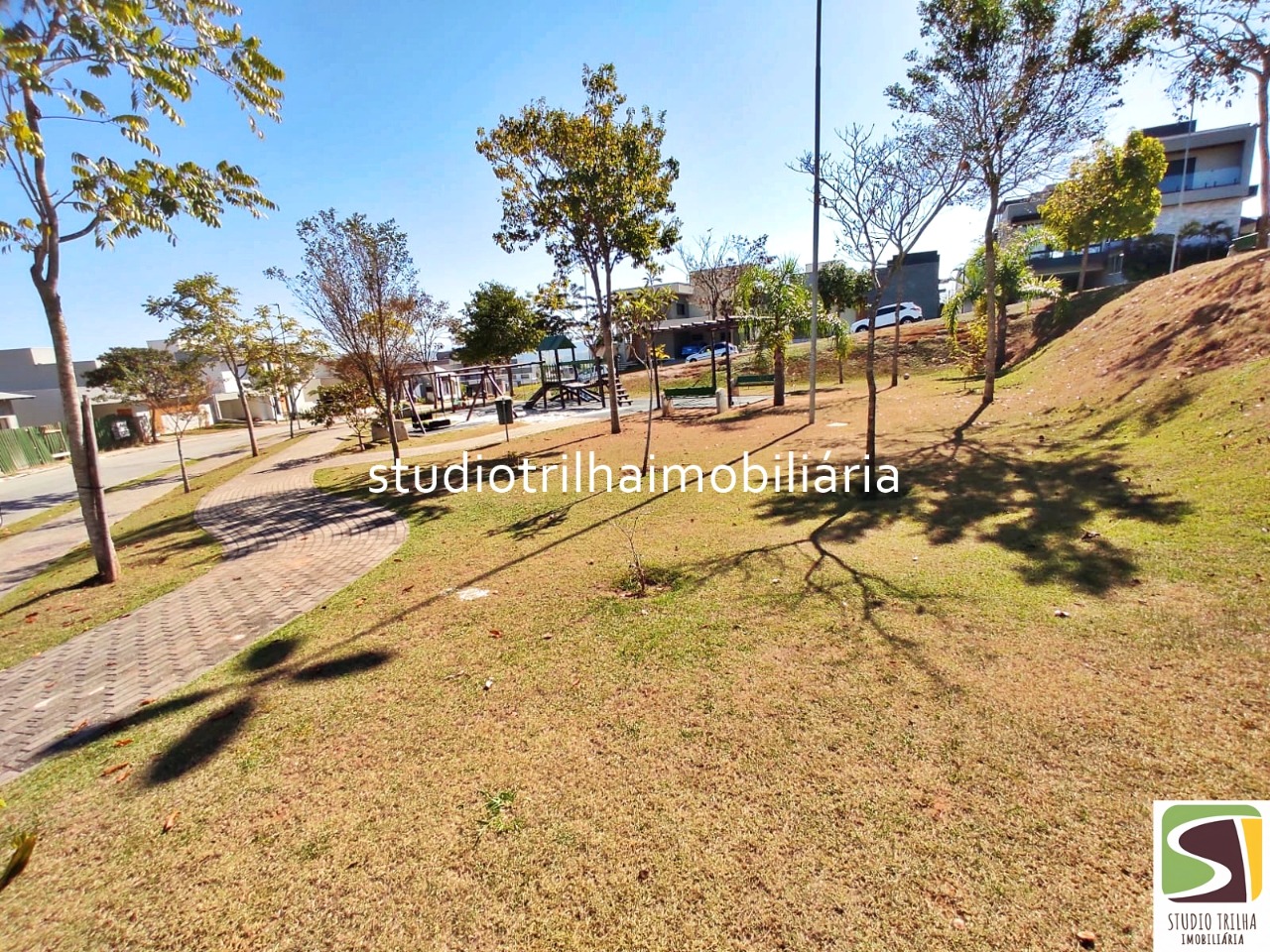 Sobrado Novo no Cond. Mônaco, 350m² com 4 Dormitórios, Varanda Gourmet e Piscina