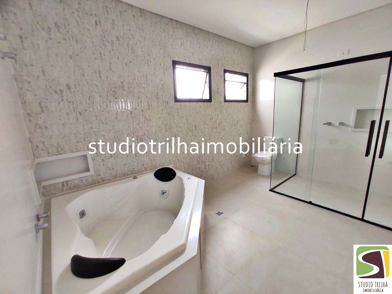 Lindo Sobrado no Condominio residencial Jaguary, 435m² com 4 Suítes sendo 1 Master e Varanda Gourmet