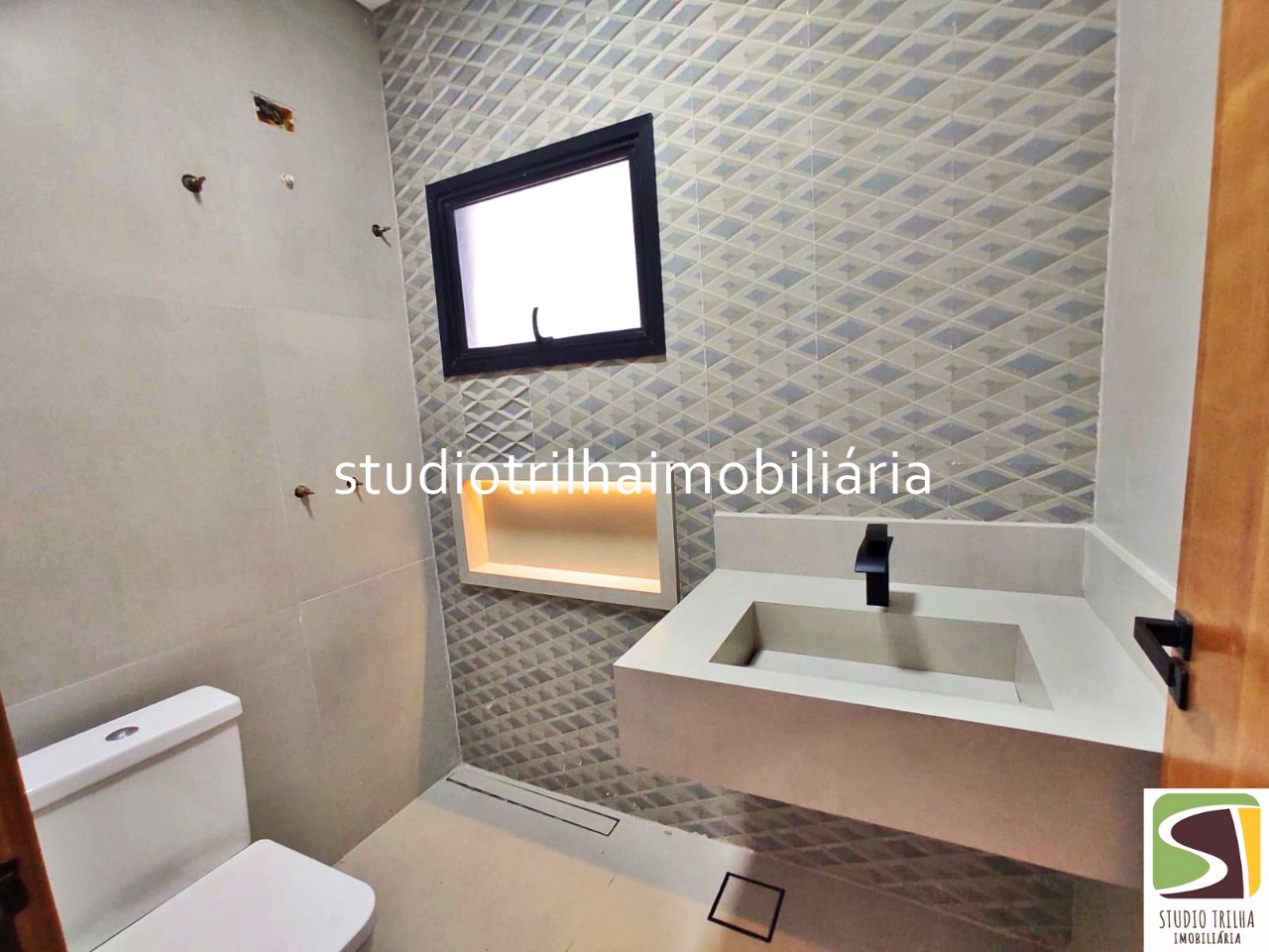 Excelente sobrado, 355m² com 4 suítes e área gourmet