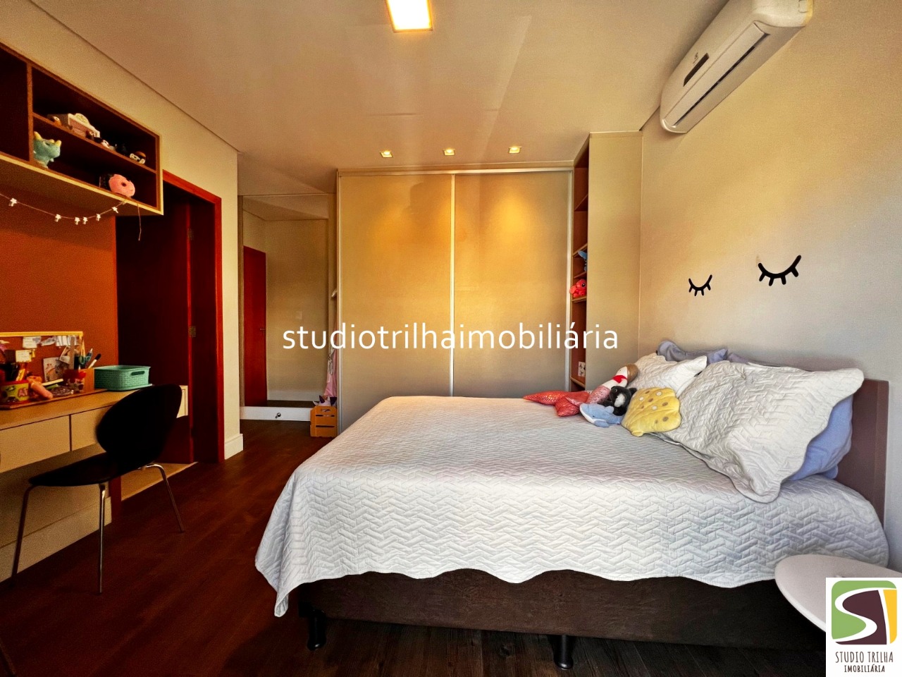 Excelente Sobrado, 400m², 4 Suítes com Cozinha Planejada e Piscina Privativa