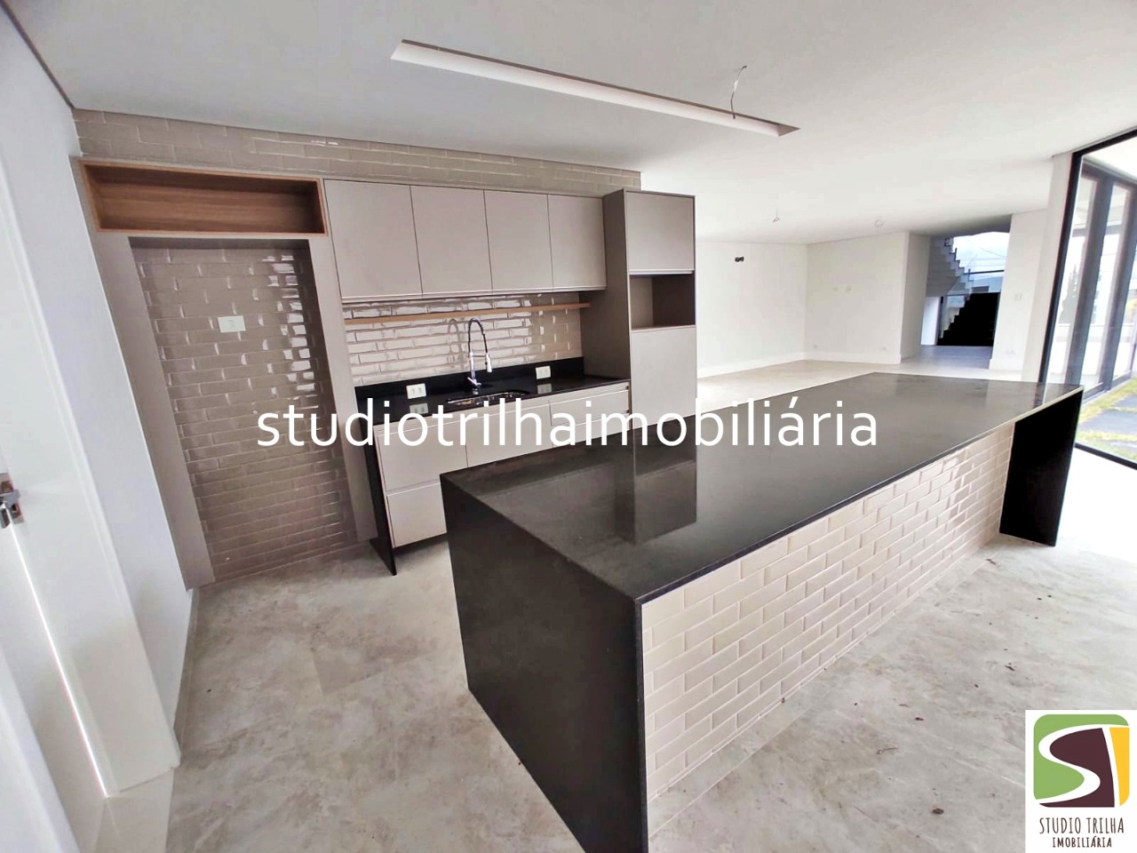Lindo Sobrado no Condominio residencial Jaguary, 435m² com 4 Suítes sendo 1 Master e Varanda Gourmet