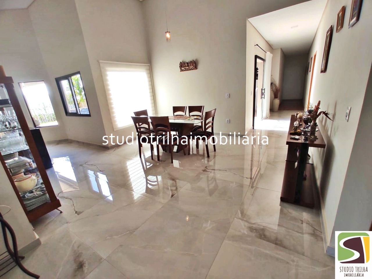 Linda casa térrea em condomínio com 340m², 4 suítes, piscina