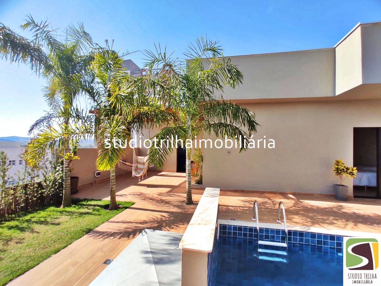 Linda casa térrea em condomínio com 340m², 4 suítes, piscina