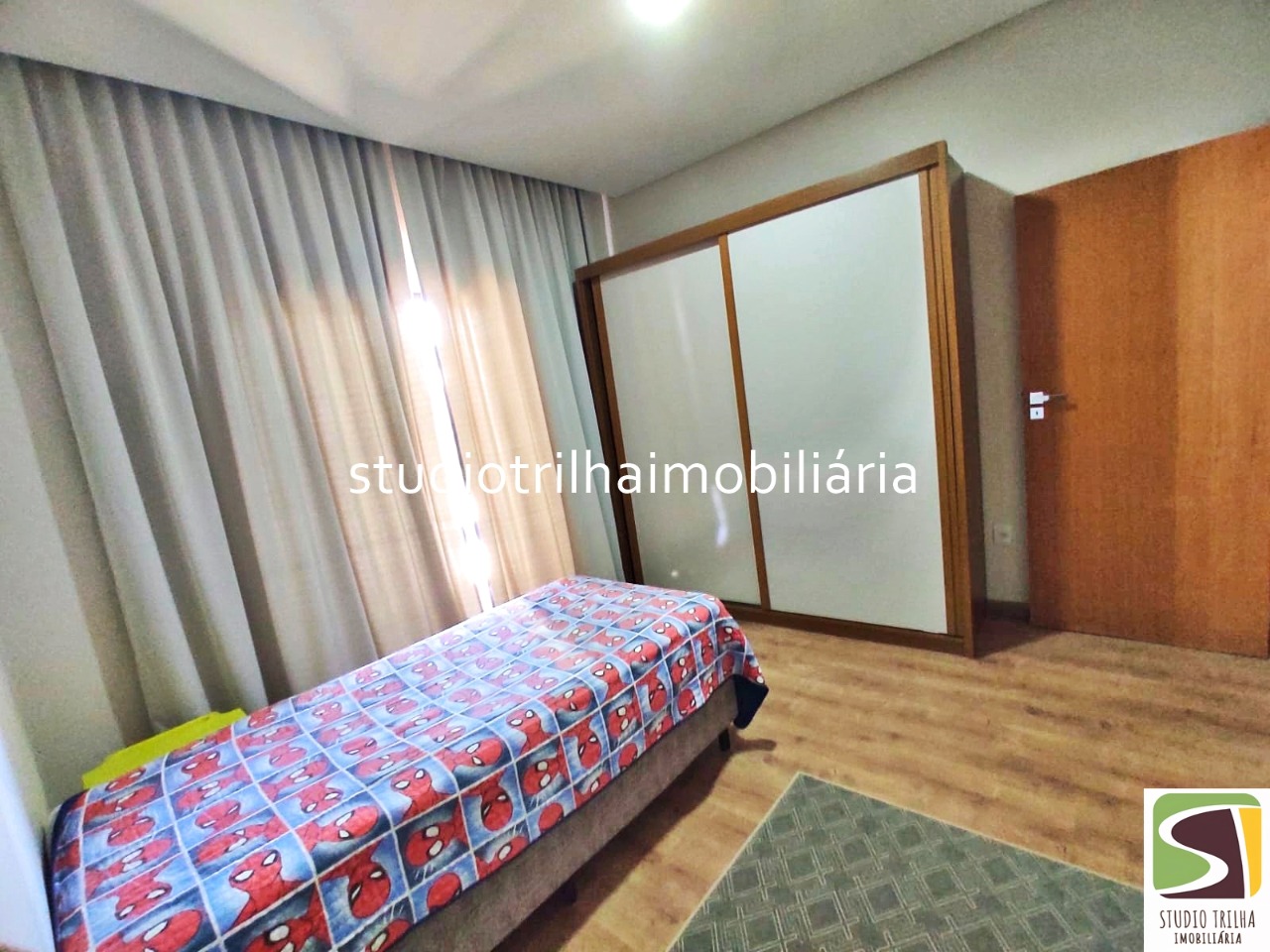 Linda Casa Térrea em Condomínio com 340m², 4 Suítes, Piscina e Varanda Gourmet