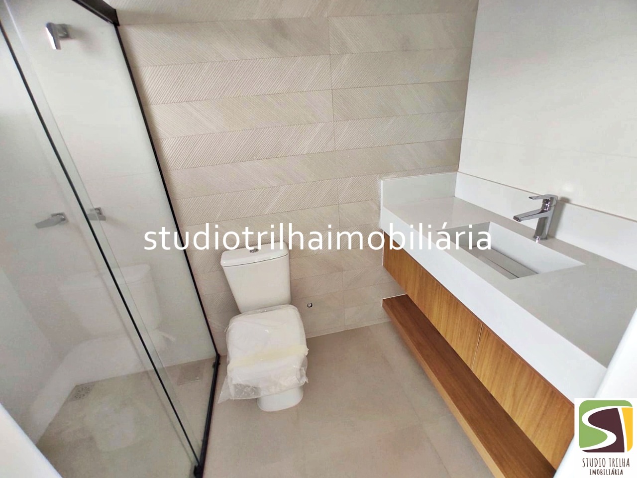 Lindo Sobrado no Condominio residencial Jaguary, 435m² com 4 Suítes sendo 1 Master e Varanda Gourmet