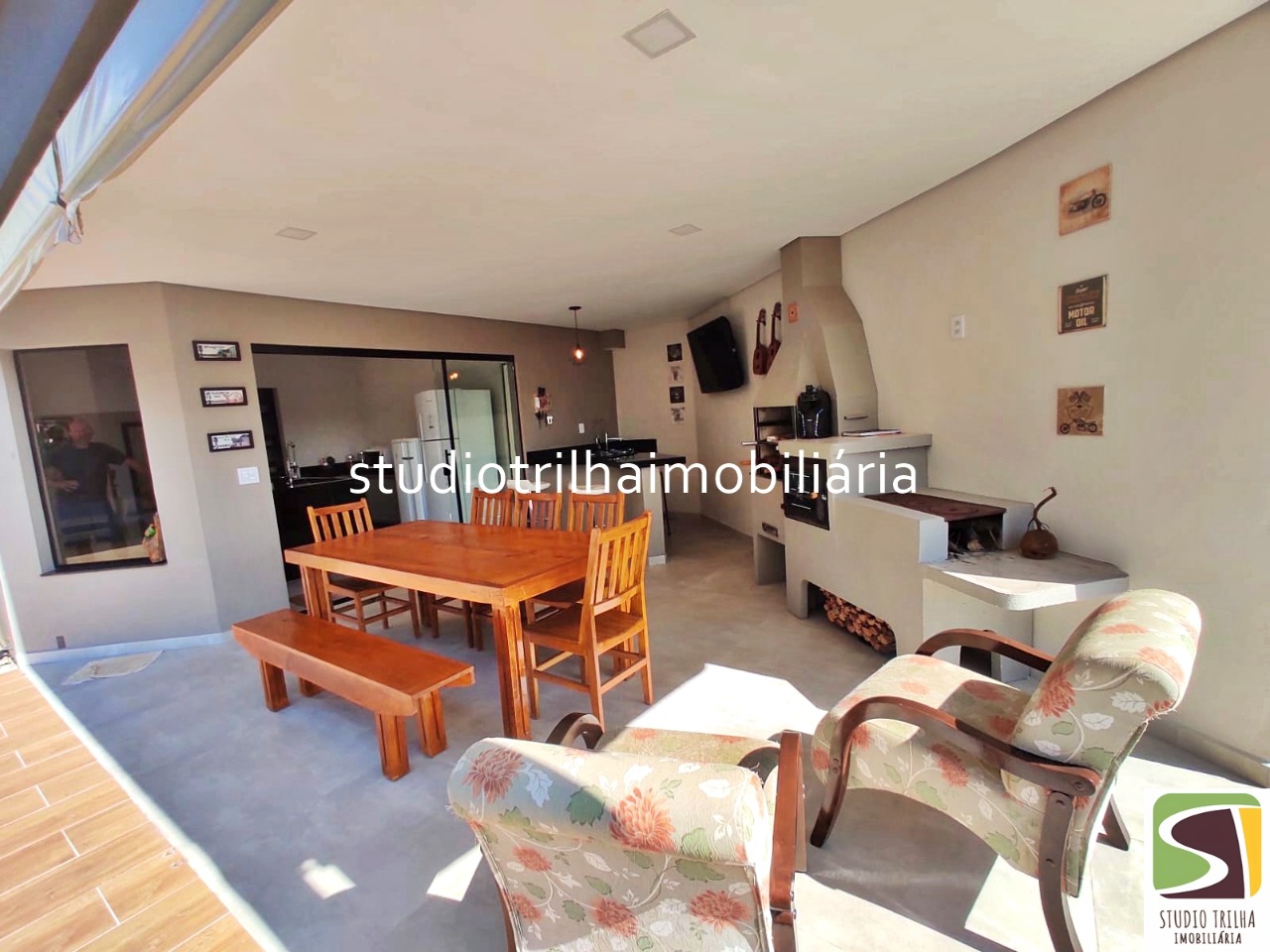 Linda casa térrea em condomínio com 340m², 4 suítes, piscina