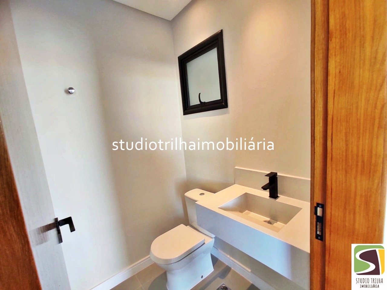 Sobrado novo no cond. Mônaco, 350m² com 4 dormitórios, varan