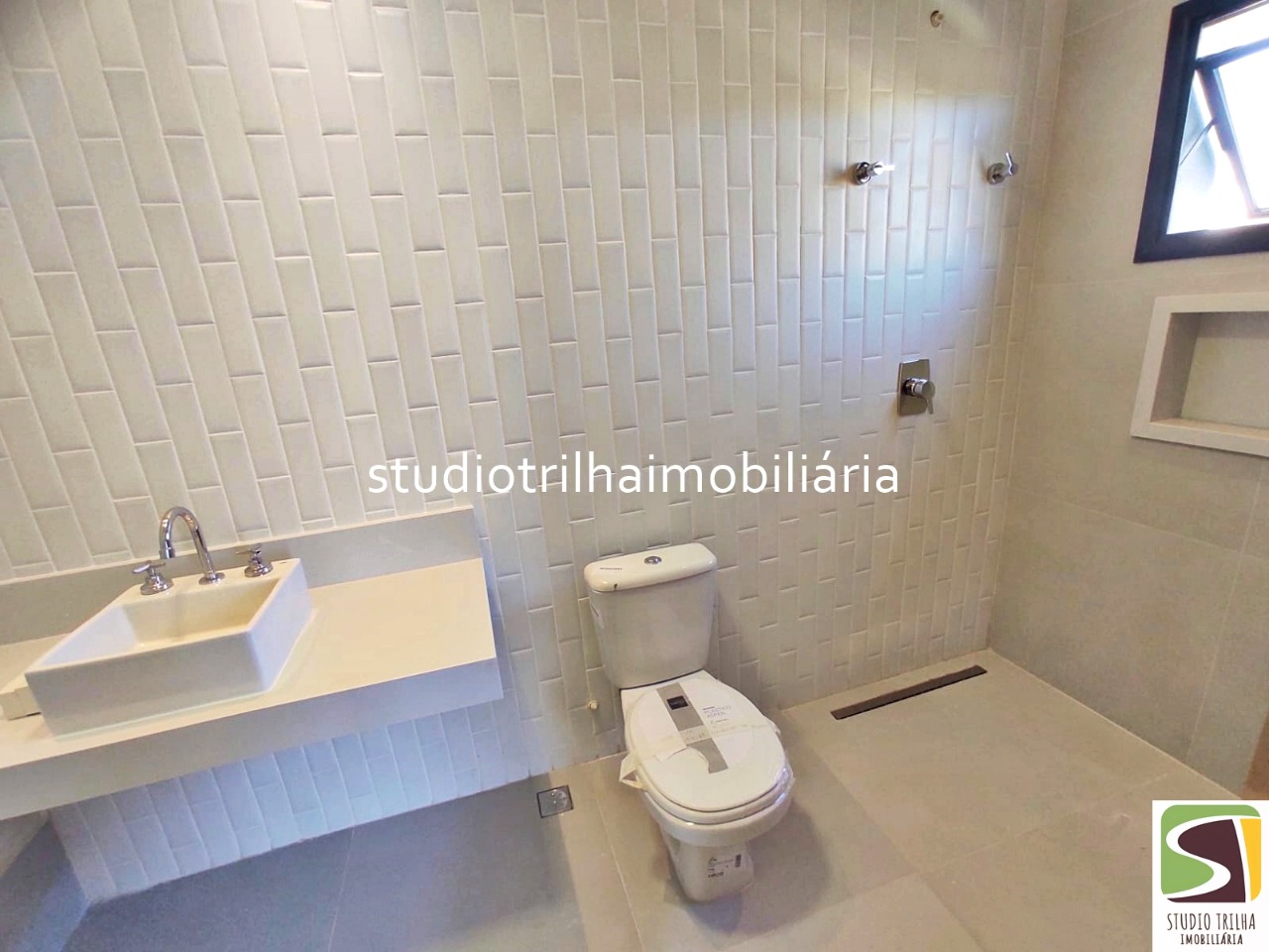 Sobrado Novo no Cond. Mônaco, 350m² com 4 Dormitórios, Varanda Gourmet e Piscina