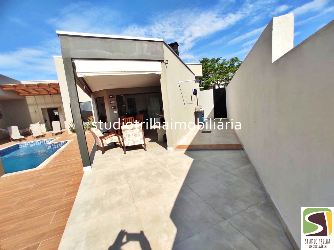 Linda casa térrea em condomínio com 340m², 4 suítes, piscina