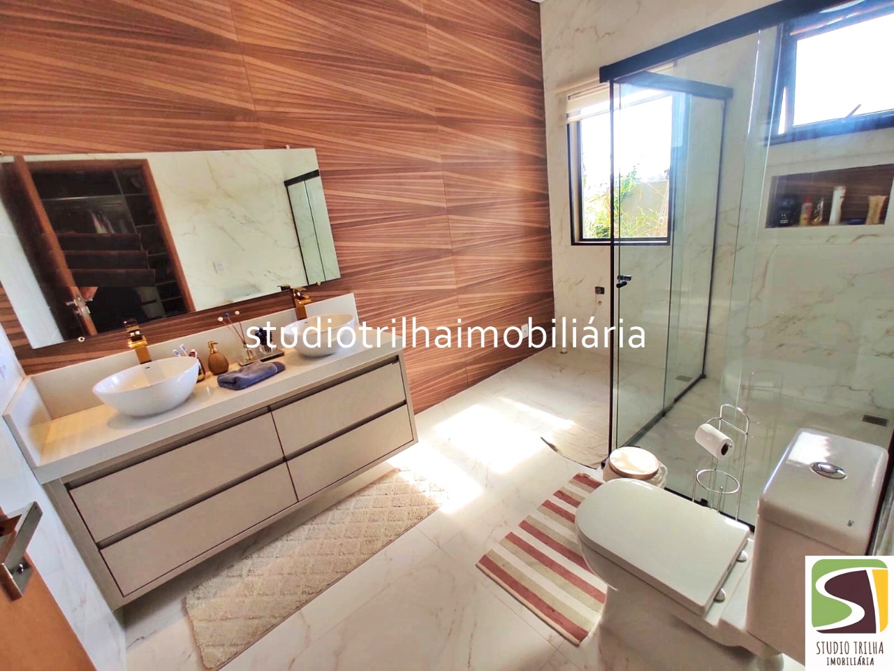 Linda Casa Térrea em Condomínio com 340m², 4 Suítes, Piscina e Varanda Gourmet