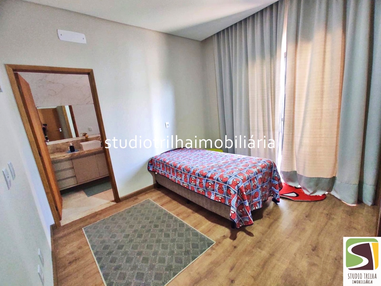 Linda Casa Térrea em Condomínio com 340m², 4 Suítes, Piscina e Varanda Gourmet