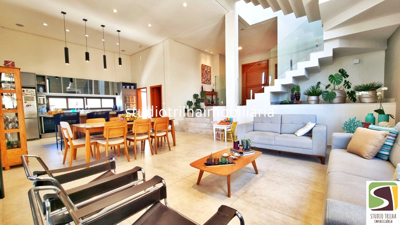Excelente Sobrado, 400m², 4 Suítes com Cozinha Planejada e Piscina Privativa