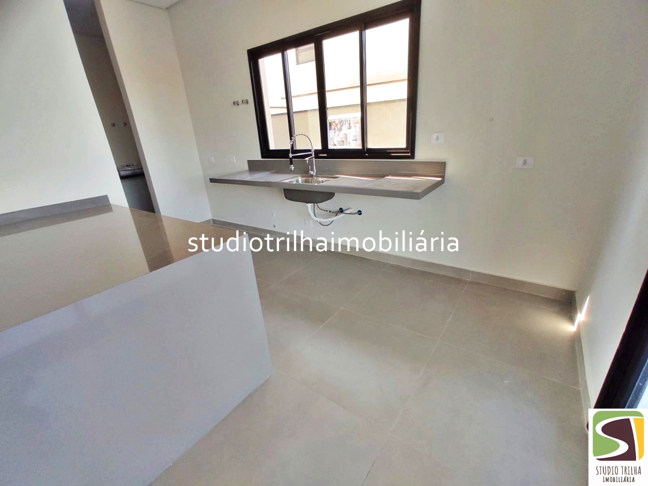 Sobrado novo no cond. Mônaco, 350m² com 4 dormitórios, varan