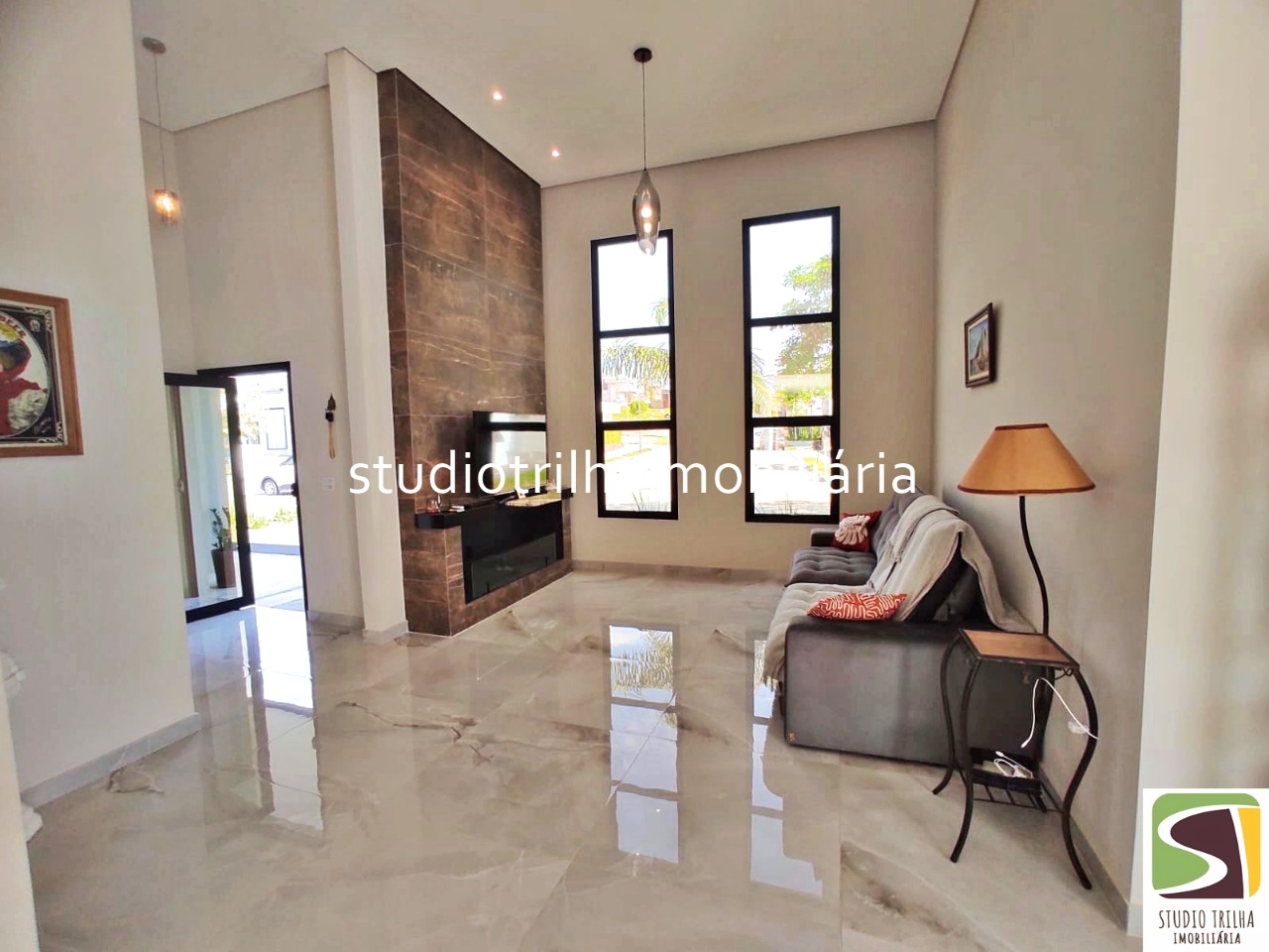 Linda casa térrea em condomínio com 340m², 4 suítes, piscina