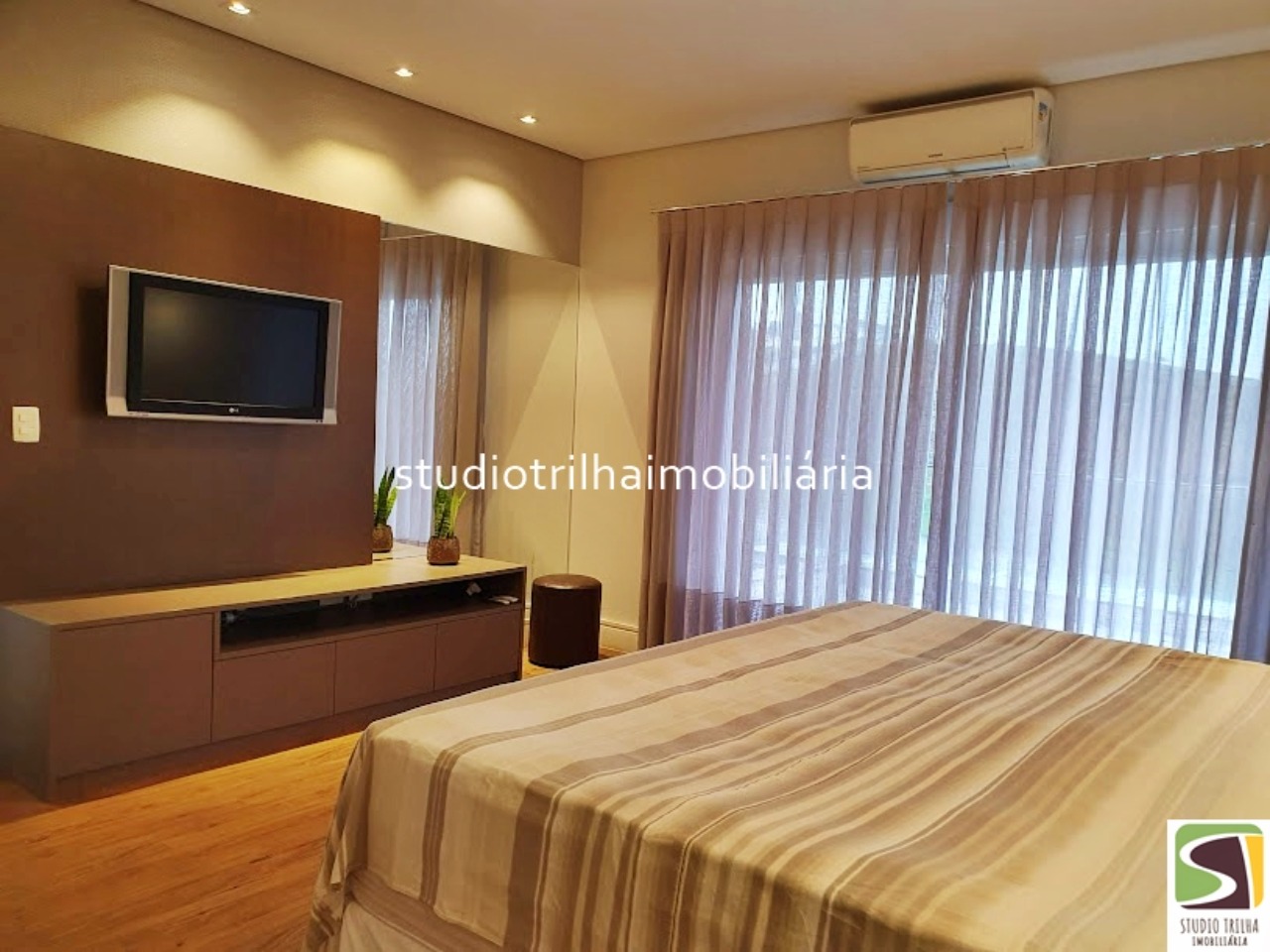 Excelente Mansão, 563m² com 4 Suítes amplas, Varanda Gourmet e Piscina em São José dos Campos - SP