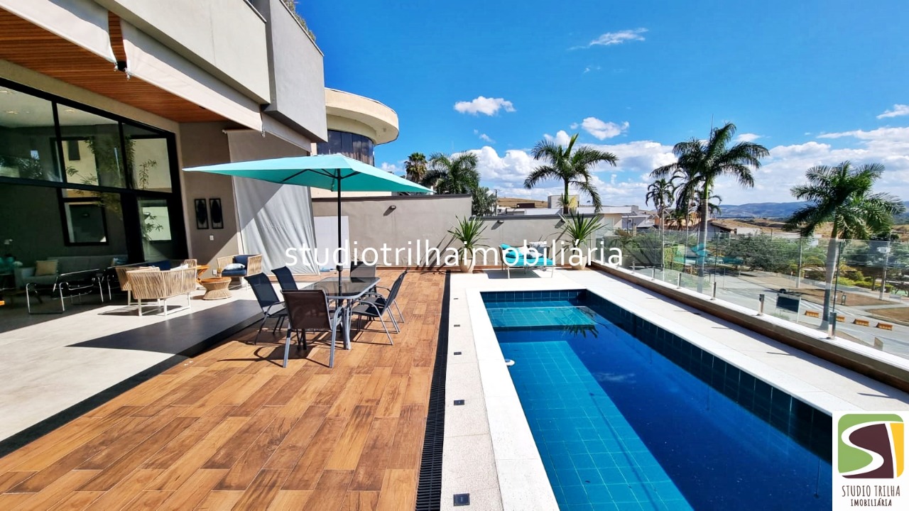 Excelente Sobrado, 400m², 4 Suítes com Cozinha Planejada e Piscina Privativa