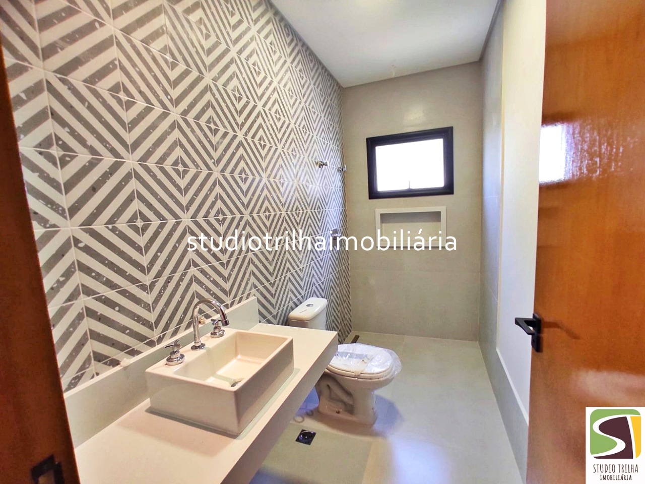 Sobrado Novo no Cond. Mônaco, 350m² com 4 Dormitórios, Varanda Gourmet e Piscina