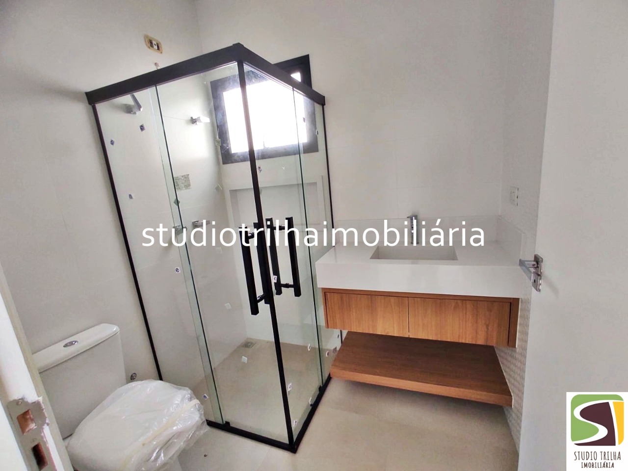 Lindo Sobrado no Condominio residencial Jaguary, 435m² com 4 Suítes sendo 1 Master e Varanda Gourmet