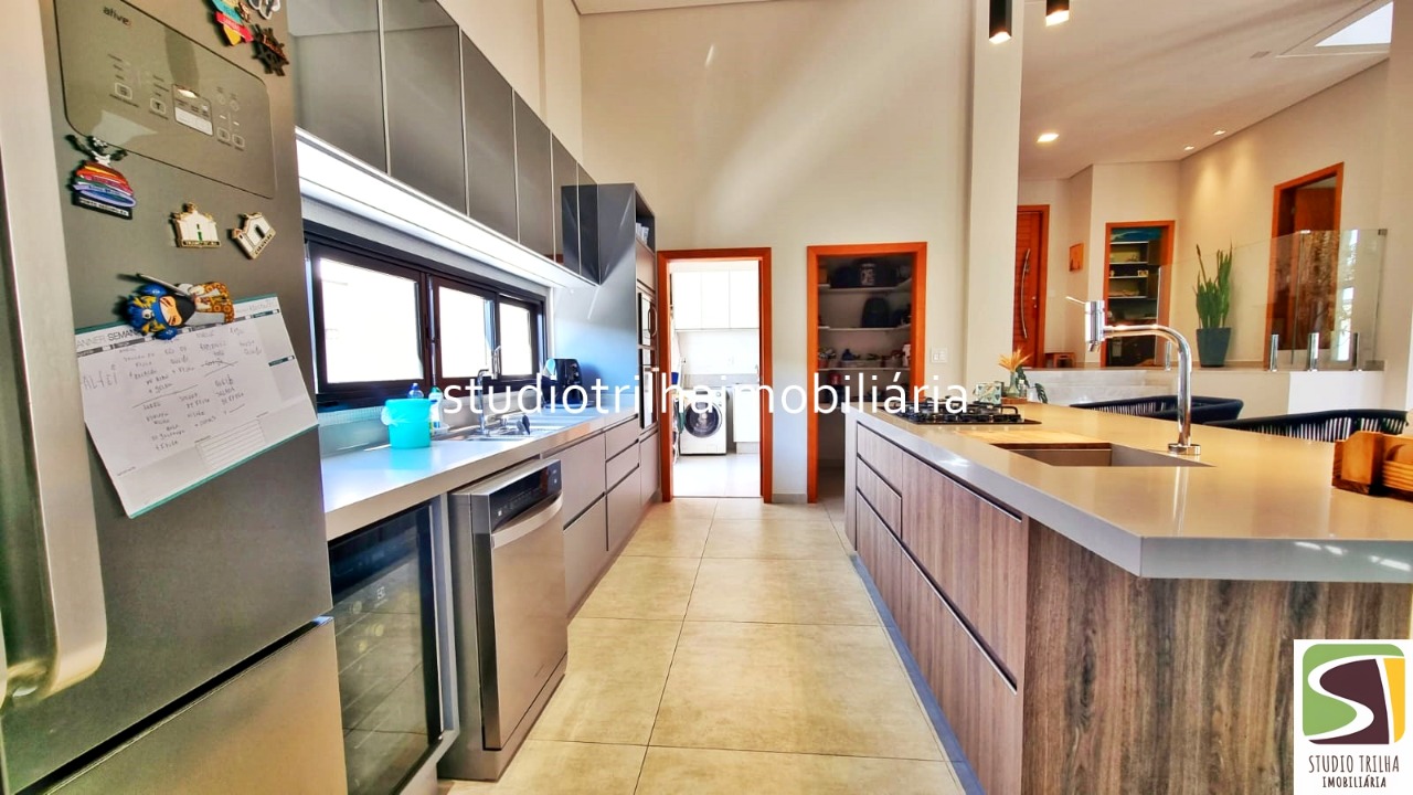 Excelente Sobrado, 400m², 4 Suítes com Cozinha Planejada e Piscina Privativa