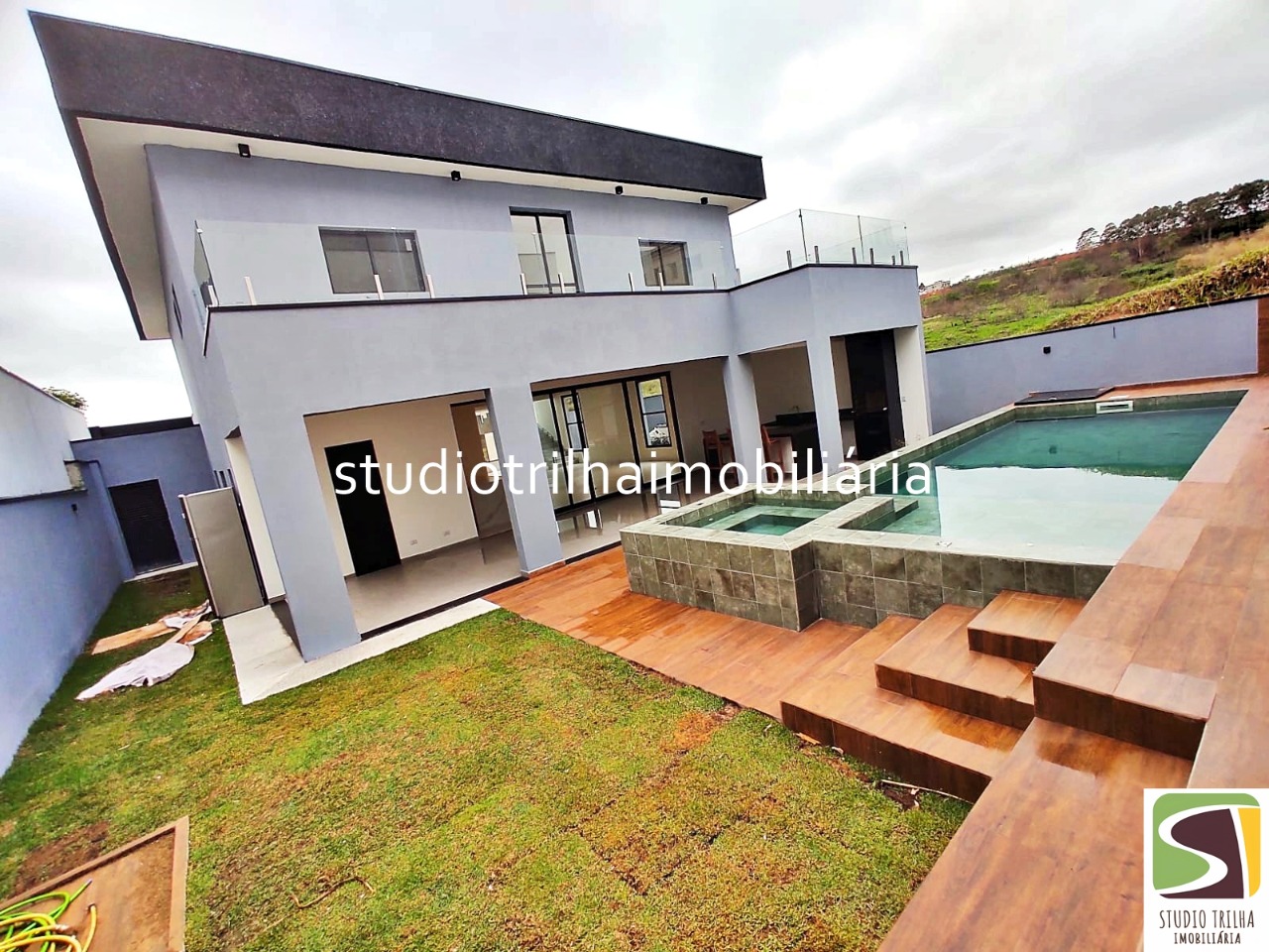 Excelente sobrado, 355m² com 4 suítes e área gourmet