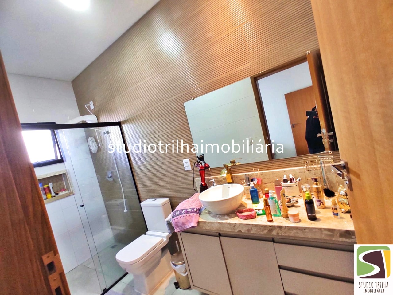 Linda Casa Térrea em Condomínio com 340m², 4 Suítes, Piscina e Varanda Gourmet