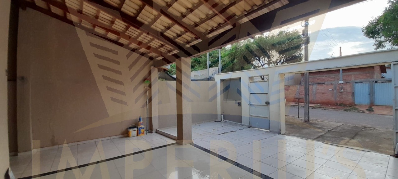 Setor Caldas do Oeste! Com 03 dormitórios espaçosos, sala aconchegante, cozinha repleta de armários, área de serviço, garagem para 2 carros